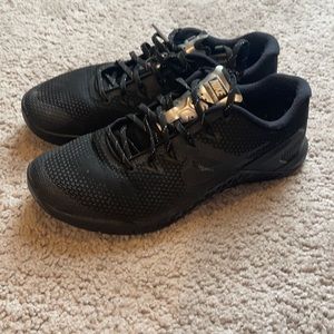 Women’s black Nike Metcon 4 shoes - size 8.5
